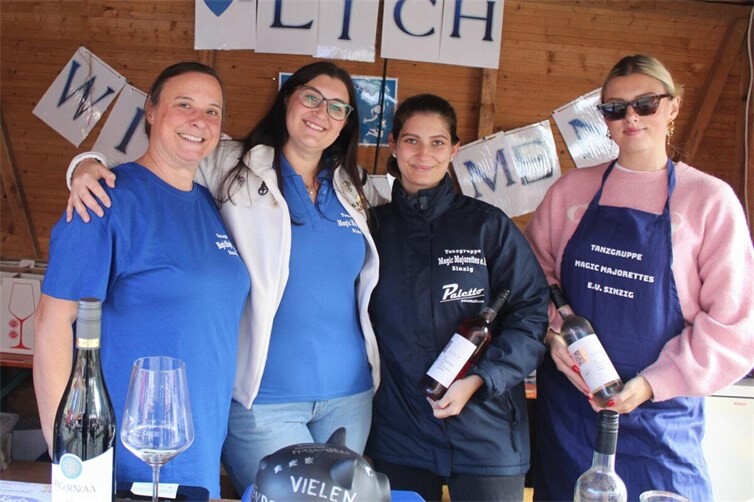 Die Tanzgruppe „Magic Majorettes“ schenkte Dagernova-Ahr-Wein aus.Foto: DU
