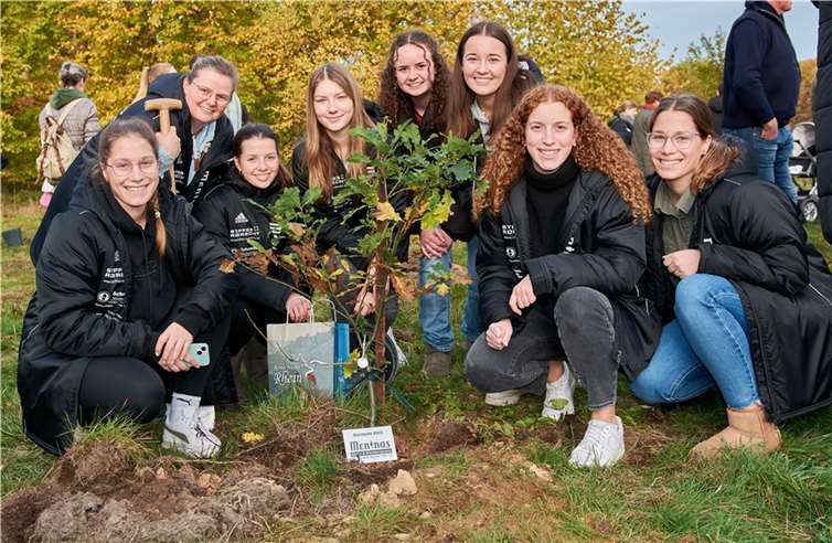 Die Tanzgruppe Meninas der KG Rot-Weiß Westum pflanzte einen Baum. Foto: privat