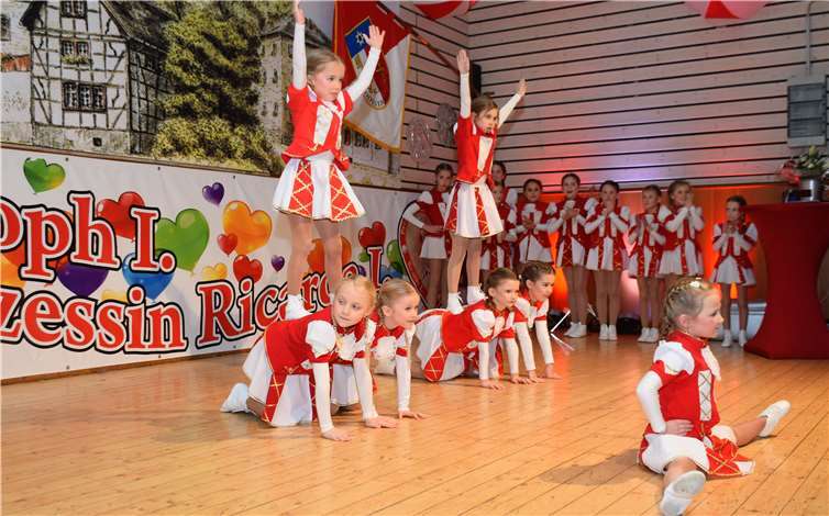 Die Tanzgruppe Minis der Odendorfer KG zeigte zu Beginn der Sitzung ihr Können.