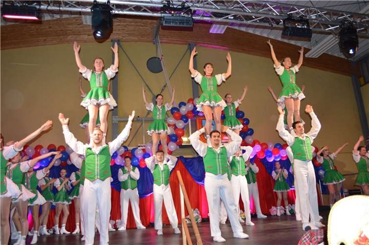 Die Tanzgruppe Zunft-Müüs aus Köln präsentierte teilweise atemberaubende Tänze mit Mariechen, die höher flogen als die Traverse.