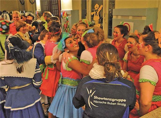 Die Tanzgruppe backstage nach dem Auftritt.privat