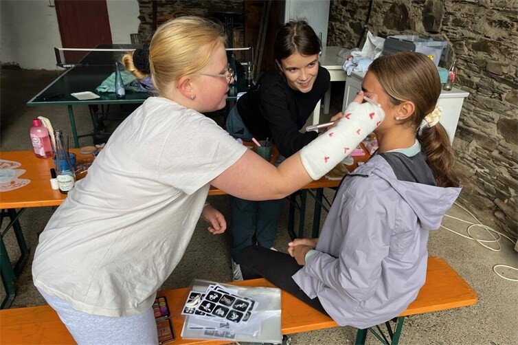 Die Tanzgruppe der KG „Immer-Fröhlich“ beim Kinderschminken