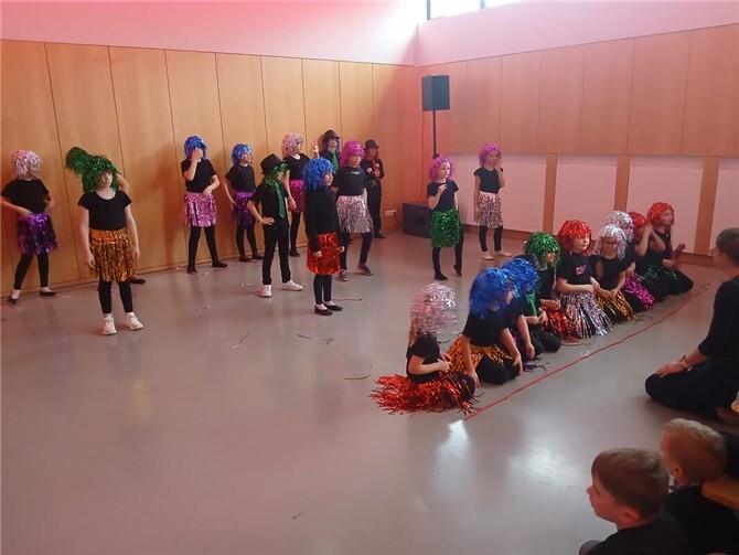 Die Tanzgruppe des Sportvereins Macken „Funny-Fire-Flames“ bei ihrem Auftritt.