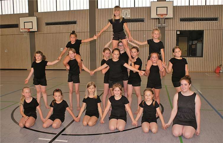 Die „Tanzkids“ des TuS St. Sebastian unter der Leitung von Laura Heidemeyer (vorne rechts) bereicherten den Festakt mit einer musikalisch-akrobatischen Darbietung.