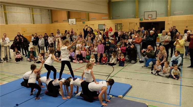 Die Tanzmädchen der DJK Mayen, der Nikolaus und alle Turnkinder freuten sich über das traditionelle Ereignis in der Vorweihnachtszeit.Foto: Axel Holz