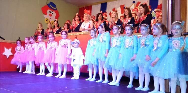 Die Tanzmäuse als Eisköniginnen mit ihrem Schneemann Olaf.