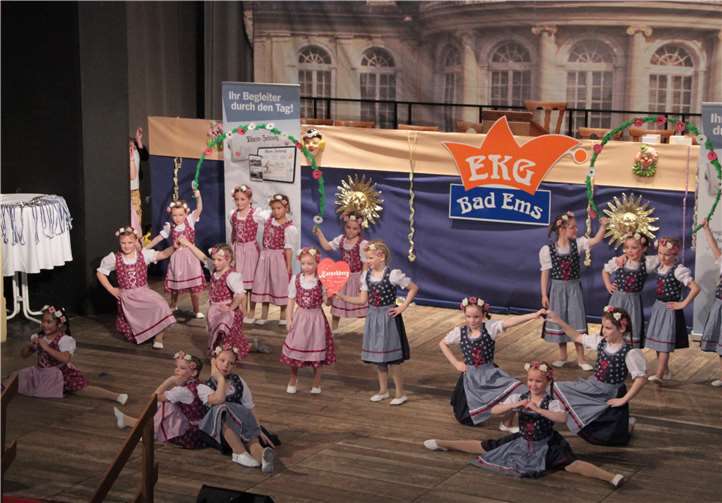 Die Tanzmäuse der Kolpingfamilie Fachbach-Nievern-Miehlen entführten das Publikum in die Alpen mit ihrem „Hütten-Gaudi“.