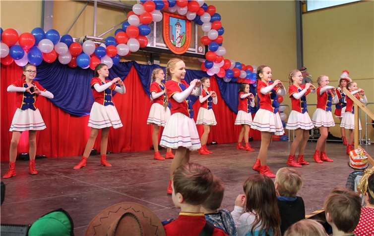 Die Tanzmäuse, die von Caroline Breuer und Susanne Saes betreut werden, sowie die Tanzhasen, trainiert von Alina Walscheid und Nadine da Chuna, zeigten ihre Sessionstänze.