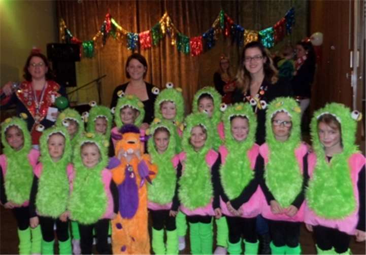 Die Tanzmäuse mit ihren Trainerinnen Svenja, Natascha und Sonja.