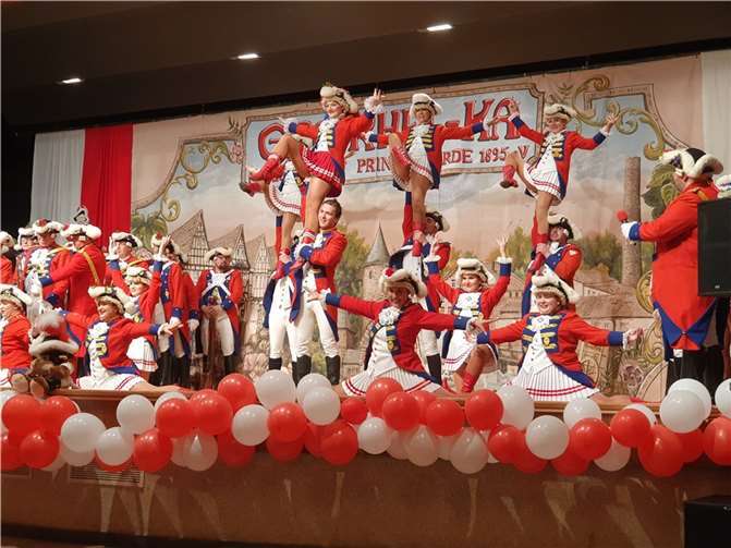 Die Tanzmariechen der Beueler Stadtsoltaten zeigten bei der Jubiläumsfeier ihr können. Fotos: EICH