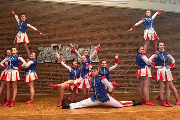 Die Tanzmariechen und der Tanzmajor der Schloss-Garde Mons Tabor.