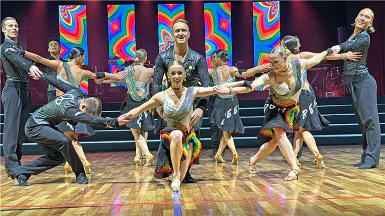 Die Tanzpaare des Grün-Gold-Clubs Bremen zeigten Formationstanz auf Weltniveau. Mit ihrem neuen Programm „Freedom and Peace“ brachten sie eine Hochgeschwindigkeits-Choreografie auf allerhöchstem Tanzniveau aufs Parkett.  Fotos: Kreisverwaltung MYK/Damian Morcinek