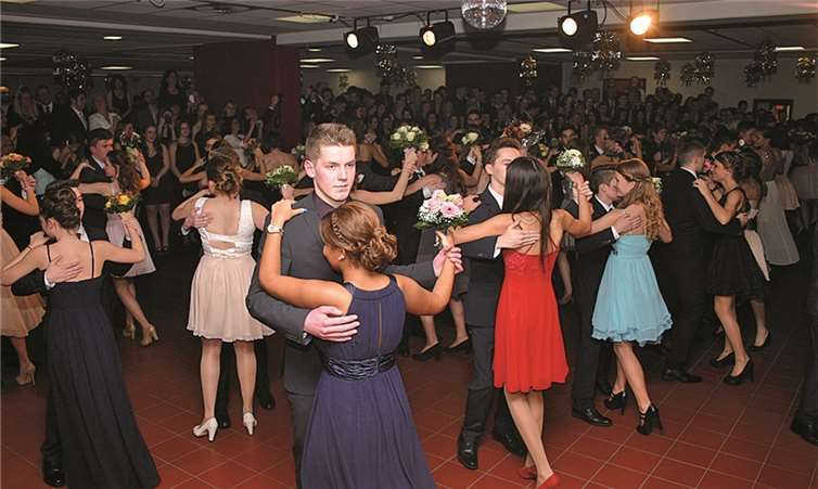 Die Tanzschüler präsentieren einen Walzer. RÜ