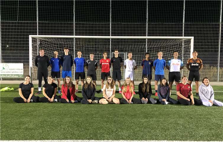 Die Tanzsportgruppe Meninas konnten als Übungsplatz den Kunstrasen der Fußballer nutzen. Foto: privat