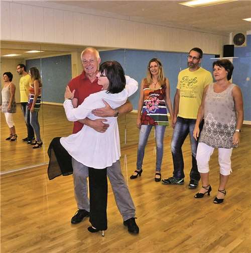 Die Tanzsporttrainer Ulrike Meseberg-Kremser und Rolf Neiß bei einer Discofoxpose vor der neuen Spiegelwand. privat