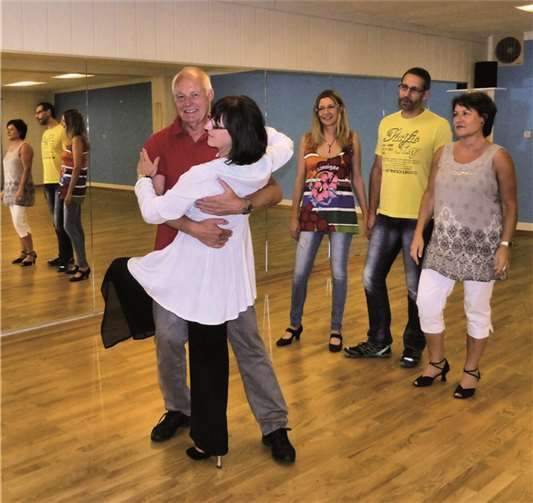 Die Tanzsporttrainer Ulrike Meseberg-Kremser und Rolf Neiß bei einer Discofoxpose vor der neuen Spiegelwand. privat