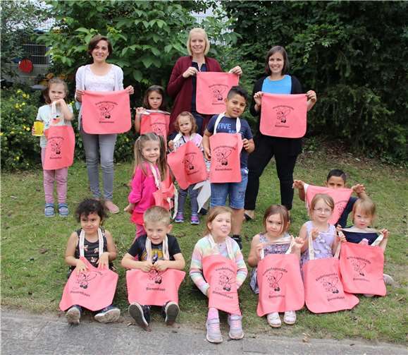 Die Taschen sind mit dem Logo der Kita bedruckt.  Foto: Kindertagesstätte Bienenhaus