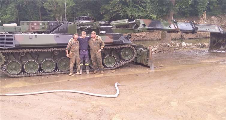 „Einer für alle und alle für einen“ „Die Tatsache, mit einem Panzer über die Trümmer der geliebten Heimat fahren zu müssen, um unzählige Fahrzeuge zu bergen oder Zufahrtswege herzustellen, ist surreal und schrecklich zugleich“, sagt Lussi. Foto: privat