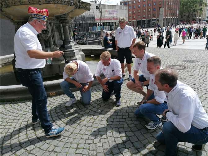 Die Taufe der neuen Elferratsmitglieder (v.l.): Rainer Schönhofen, knieend Andy Schmitt, Christoph Schmitt, Matthias Gros, Tino Funk und Micha Fuhrmann  Foto: Willi Fuhrmann
