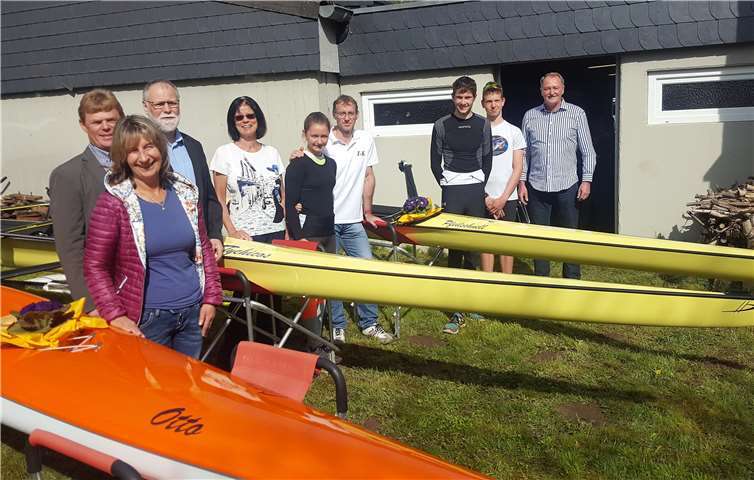 Die Taufpaten und erfolgreichen Sportler beim Anruderfest der Rudergesellschaft Treis-Karden (von links): Ulrich Oster, Ulrike Thönnes, RG-Vorsitzender Peter Löhr, Madeleine Dazert-Balthasar, Julia und Klaus Bischof, Tim Bier, Simon Haible und Hans Senger.privat