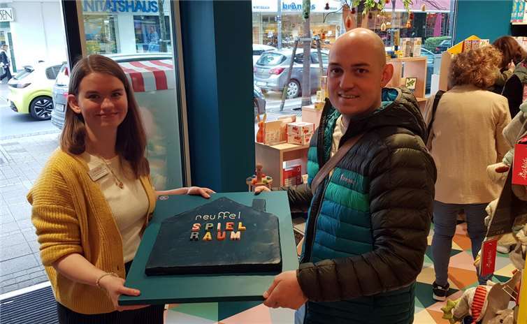 Die Teamleitung Lea Sixel freute sich am Eröffnungstag über manch unerwartetes Gastgeschenk.