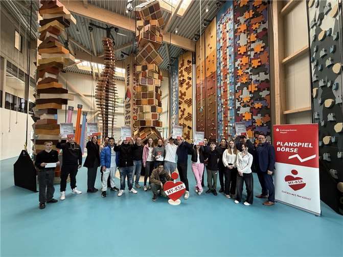 Die Teams „Normal“ und „Kreisverkehr“ wurden bei der Siegerehrung für ihre herausragenden Leistungen im Aktienhandel ausgezeichnet. Foto: privat