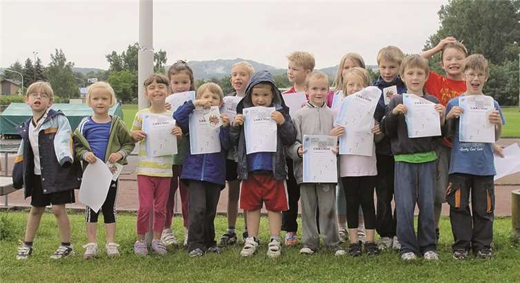 Die Teams der Altersklasse U8 freuten sich über ihre Urkunden. privat