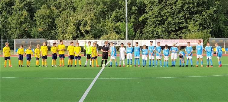 Die Teams der Mittelahr-JSG und der SG 99 vor dem Anpfiff.Foto: privat