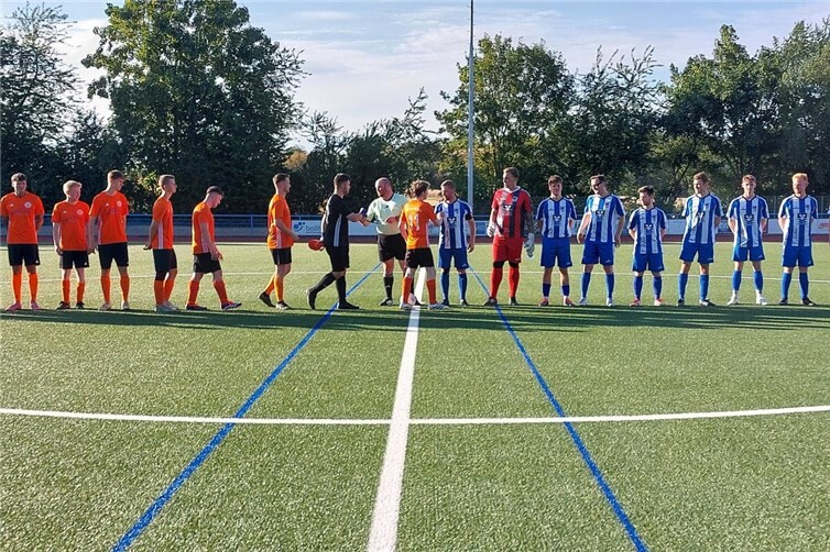 Die Teams der SG Brohlbachtal Hambuch II (orange-schwarze Trikots) und ihre Gastgeber vom SV Ochtendung (in Blau-Weiß) vor dem ersten Testspiel.,
