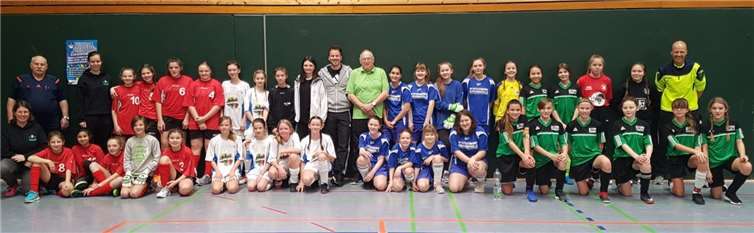 Die Teams der Zwischenrunde des Fritz-Walter-Cups. Links die Spielerinnen der Schönstätter Marienschule. Foto: privat