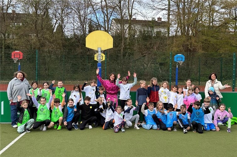 Die Teams des Fußballturniers der Verbandsgemeinde-Osterferienbetreuung der Betreuenden Grundschule mit den Betreuerinnen und Ute Dernbach (hintere Reihe, rechts), Teilbereichsleiterin Familien, Schulen, Ordnung und Soziales der VG-Verwaltung Mendig. 
