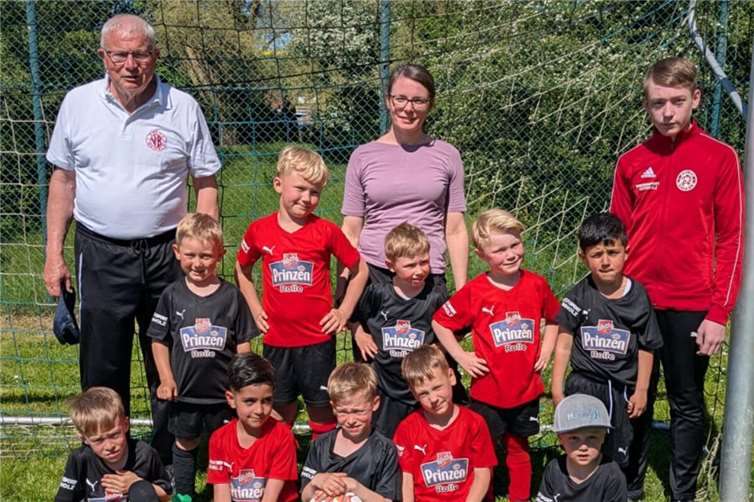 Die Teams des VfB Polch mit ihren Betreuern.  Foto: privat