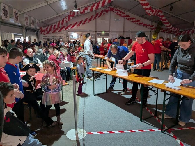 Die Teams mussten fünf Stationen besetzen, an denen Briefe gefaltet, in einen Umschlag gesteckt, mit einer Briefmarke versehen, gestempelt und schließlich in Briefkästen eingeworfen wurden.