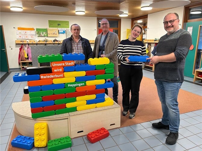Die Teams und Kinder der Kitas St. Lambertus in Gimmigen und Sterntaler in Heimersheim freuten sich sehr, als ihnen die Ortsvorsteher Patrick Tarrach und Jürgen Saess jeweils ein Paket mit XXL-Bausteinen vorbeibrachten.Foto: privat