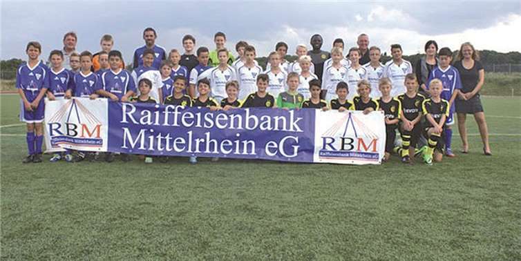 Die Teams vom Turnier 2013 - BSV Weißenthurm D- sowie C-Junioren und BVB U11. privat