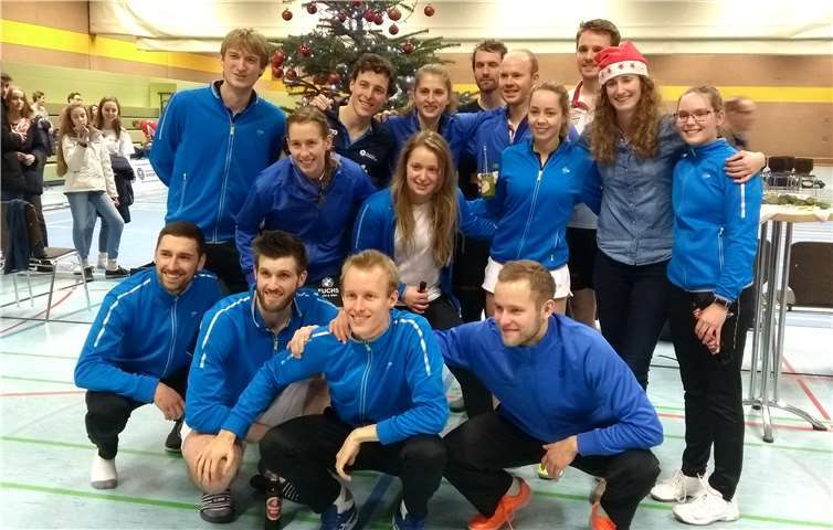 Die Teams von Marktheidenfeld und Remagen trotz der deutlichen Niederlage nach dem Spiel friedlich vereint.Foto: Detlef Griesbach