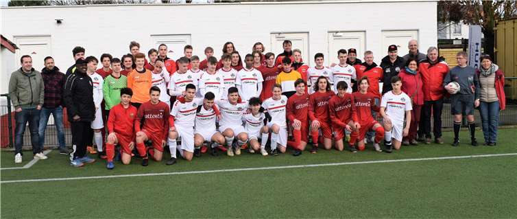 Die Teams von SVB Driehoek und dem Ahrweiler BC vor dem Freundschaftsspiel in Brasschaat. Foto: privat