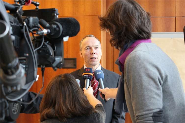Die Teams von SWR und WDR befragen Prof. René Gottschalk.