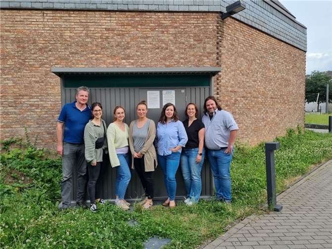 Die Teams von foodsharing und den Lebensmittelrettern mit Einrichtungsleitung Michalina Stößel (3.v.r.) sowie Quartiersmanager Jan Buchbender (1.v.l.) vor dem neuen Fairteiler.  Foto: Julia Platzer