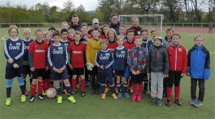 Die Teams vor Spielbeginn: in Rot der VfL Rheinbach und in Blau der 1. FC Rheinbach.privat