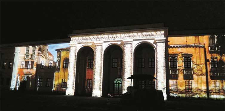 Die Technik verweckt das Bauwerk zum Leben und der Zuschauer wähnt sich plötzlich an einem Kanal in Venedig und hört das Rauschen der Wellen.