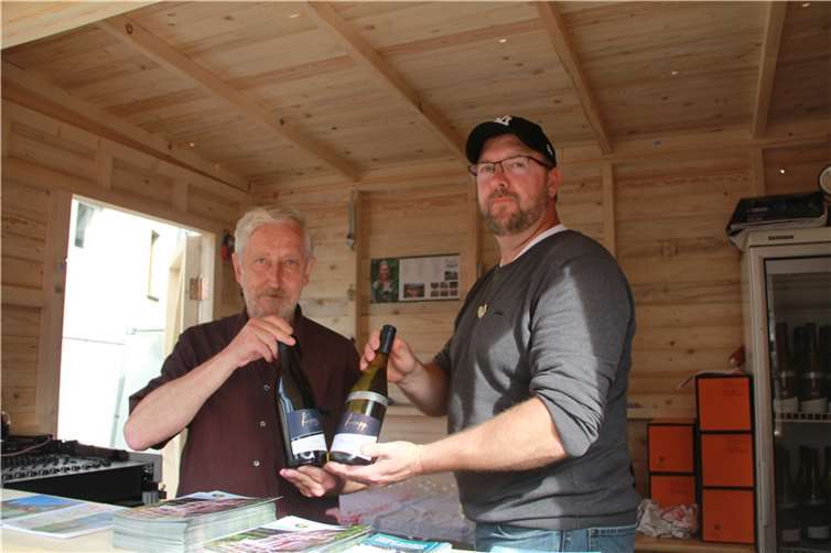 Die Techniker am Informationsstand luden zu einem Fläschchen Wein ein.