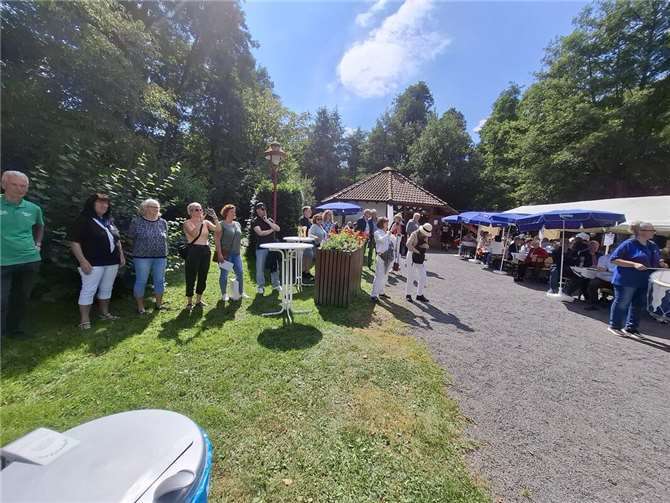 Die Teichmänner werten den großen Zuspruch der Bevölkerung als Dank und Anerkennung für die langjährige gute Pflege und Unterhaltung des städtischen Freizeitgeländes im Mühlental. Foto: Rhenser Teichteam