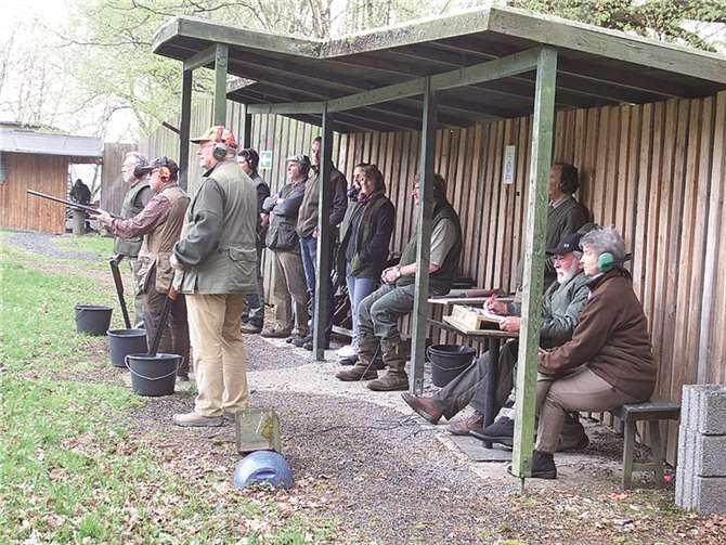 Die Teilenehmerinnen und Teilnehmer beim Wettkampfschießen auf den Rollhasen. privat