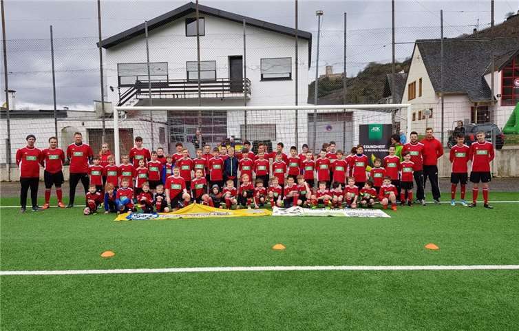 Die Teilnehmen Kinder nebst Betreuer. privat