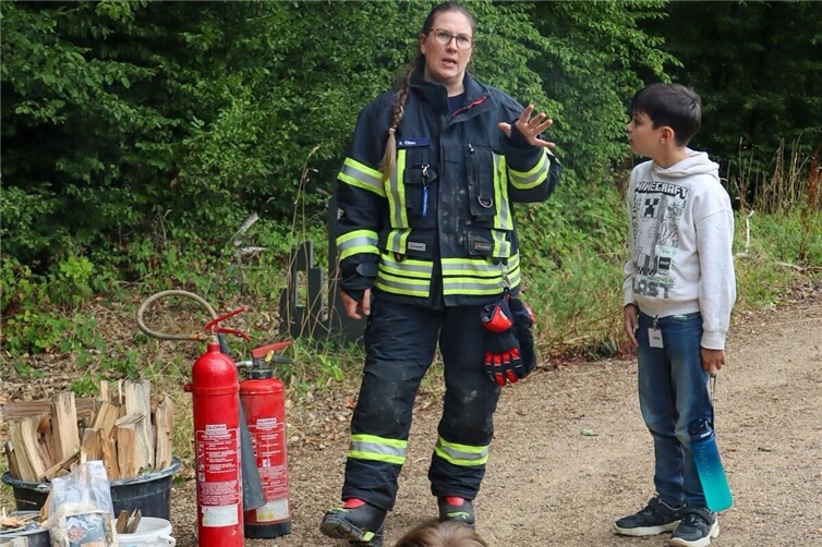 Die Teilnehmenden Kinder lernten unter fachkundiger Anleitung und kontrollierten Bedingungen den sicheren Umgang mit Kleinlöschgeräten.