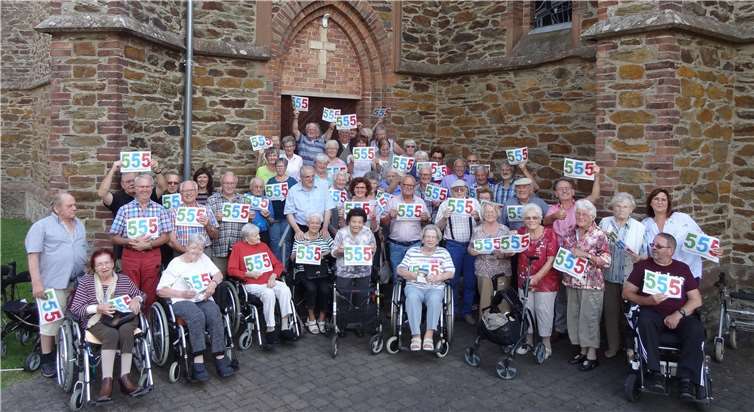 Die Teilnehmenden am Jubiläumstreffen der 555er versammelten sich gut gelaunt vor der Pfarrkirche in Gackenbach.