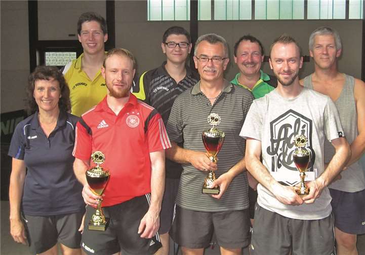 Die Teilnehmenden an der Vereinsmeisterschaft der TTF Dedenbach (v.li.): Claudia Meier, Daniel Wulff, Harald Giffels, Adrian Henk, Wolfgang Schneider, Wilfried Breuer, Wolfgang Giffels und Peter Wulff. privat
