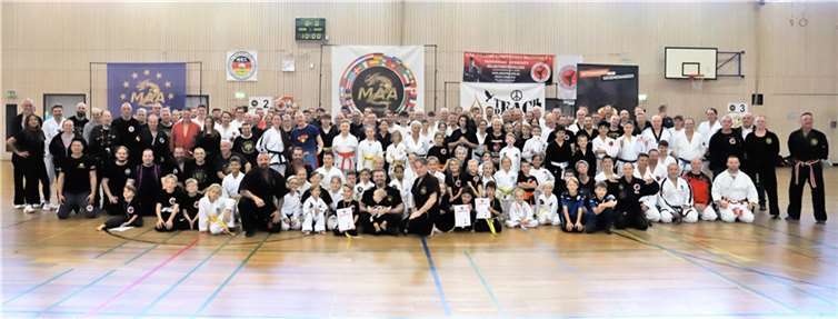 Die Teilnehmenden der Benefizveranstaltung. Foto: @JOACHIMSARRACH