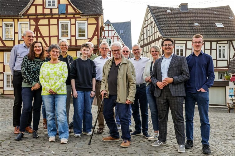 Die Teilnehmenden der Diskussion beim Gruppenfoto am Marktplatz